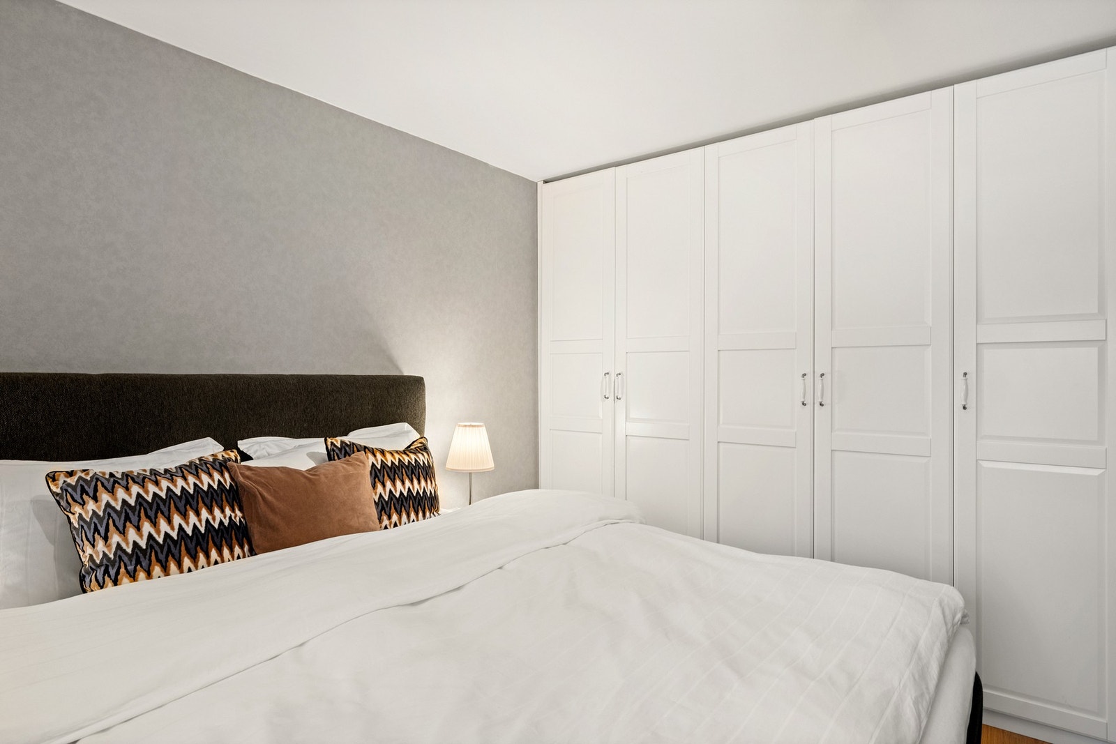 Hovedsoverommet har godt med skapplass. Galleribilde