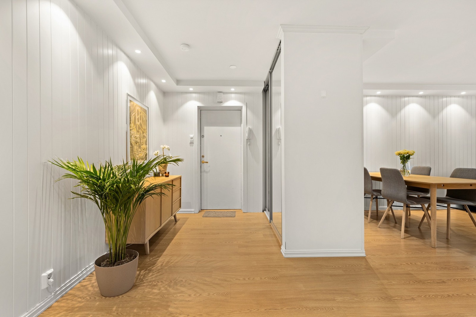 Leiligheten har en hyggelig entré med skyvedørsgarderobe med speilfronter Galleribilde