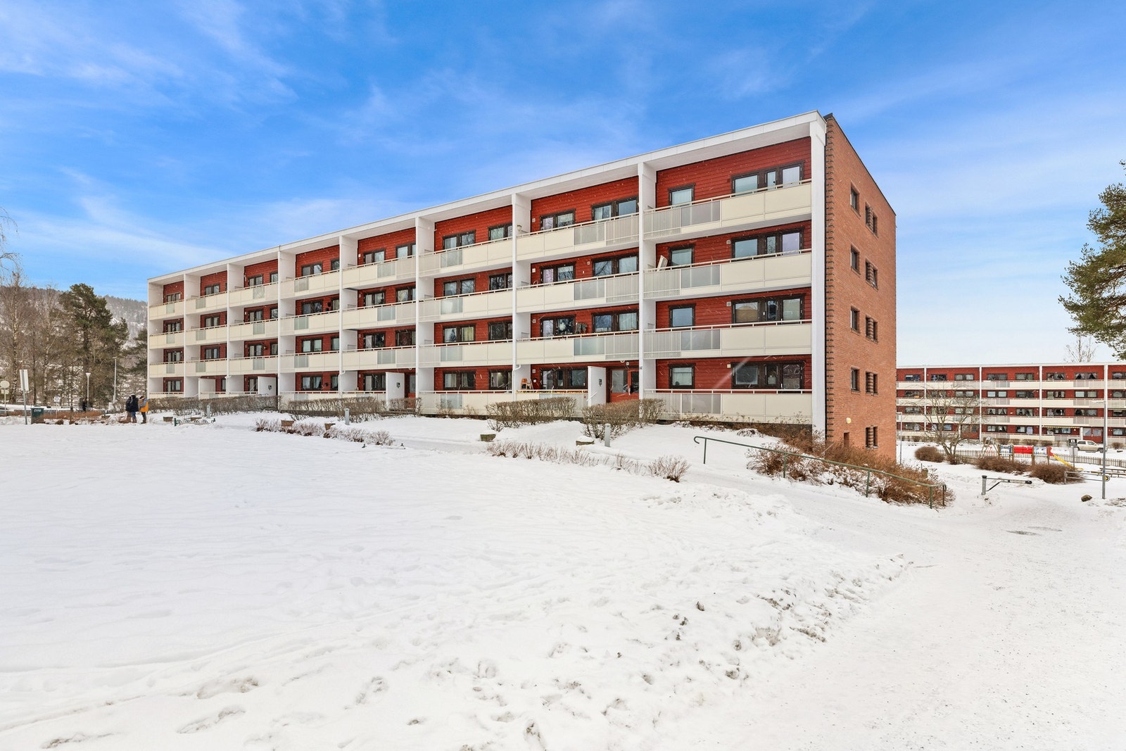 Dør på enden av bygget gir muligheten for trappefri inn- og utgang som er veldig praktisk for adkomst med bl.a. barnevogn Galleribilde