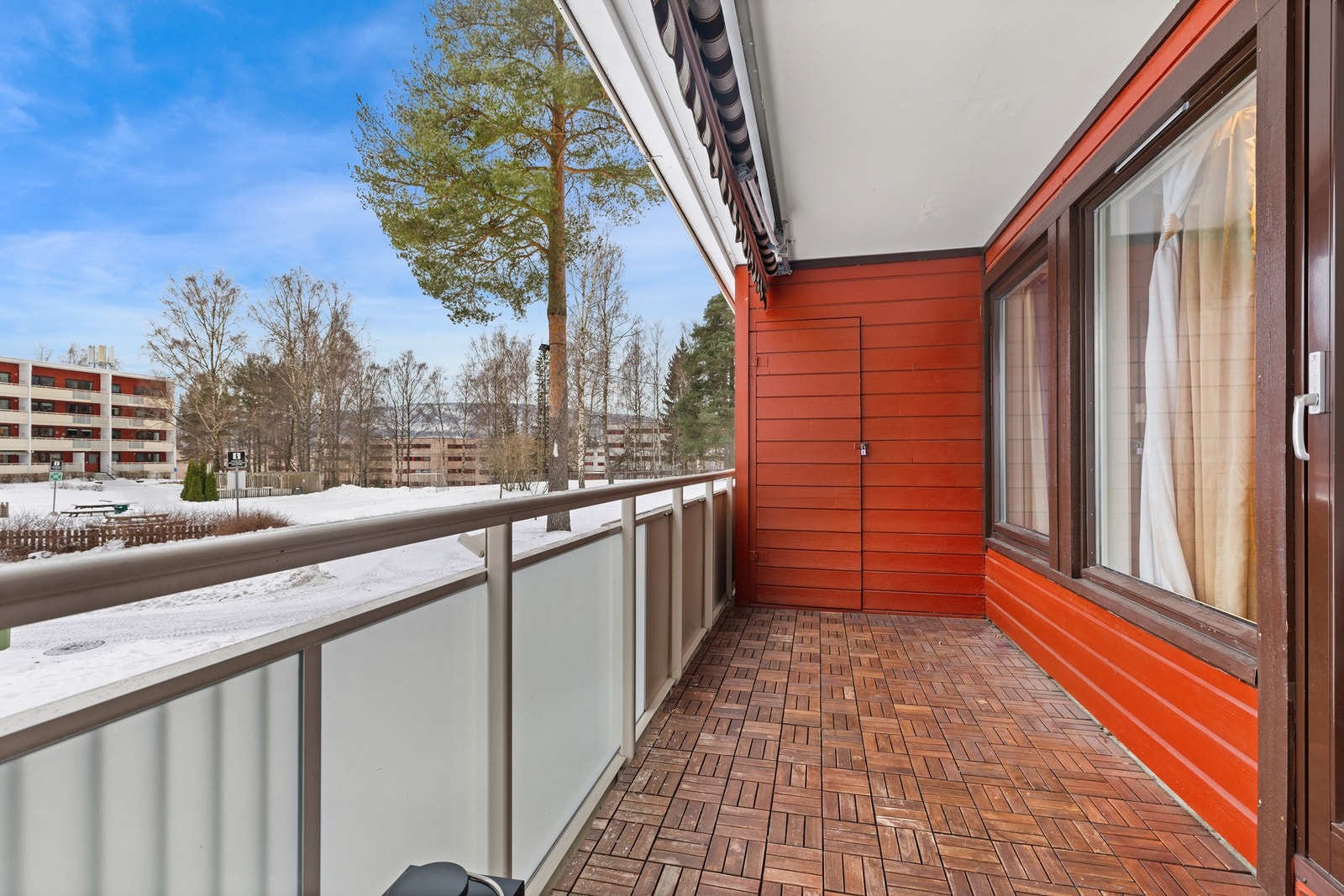 Balkongen har markise og en utvendig bod Galleribilde