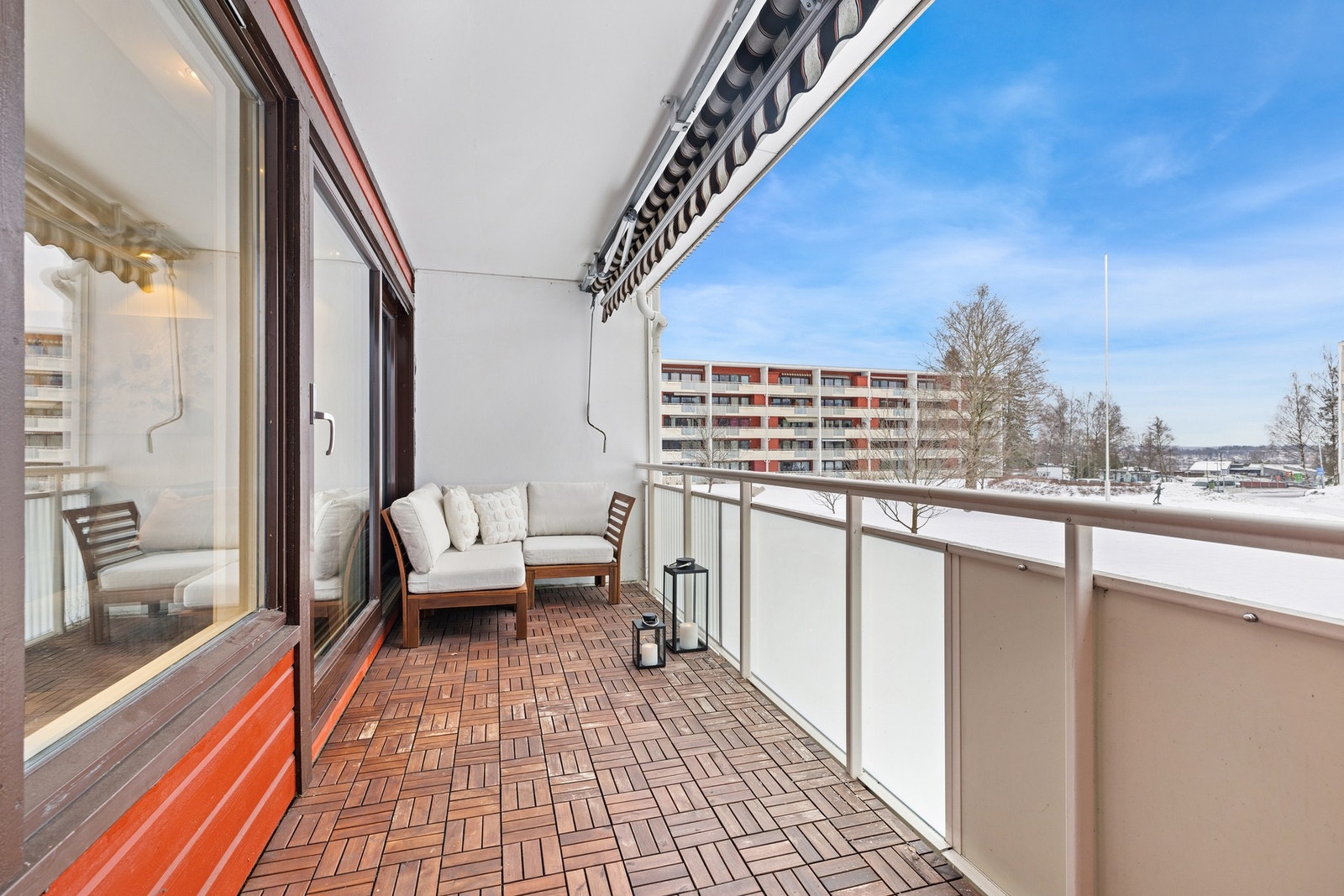 Balkongen har gode solforhold og fin utsikt Galleribilde