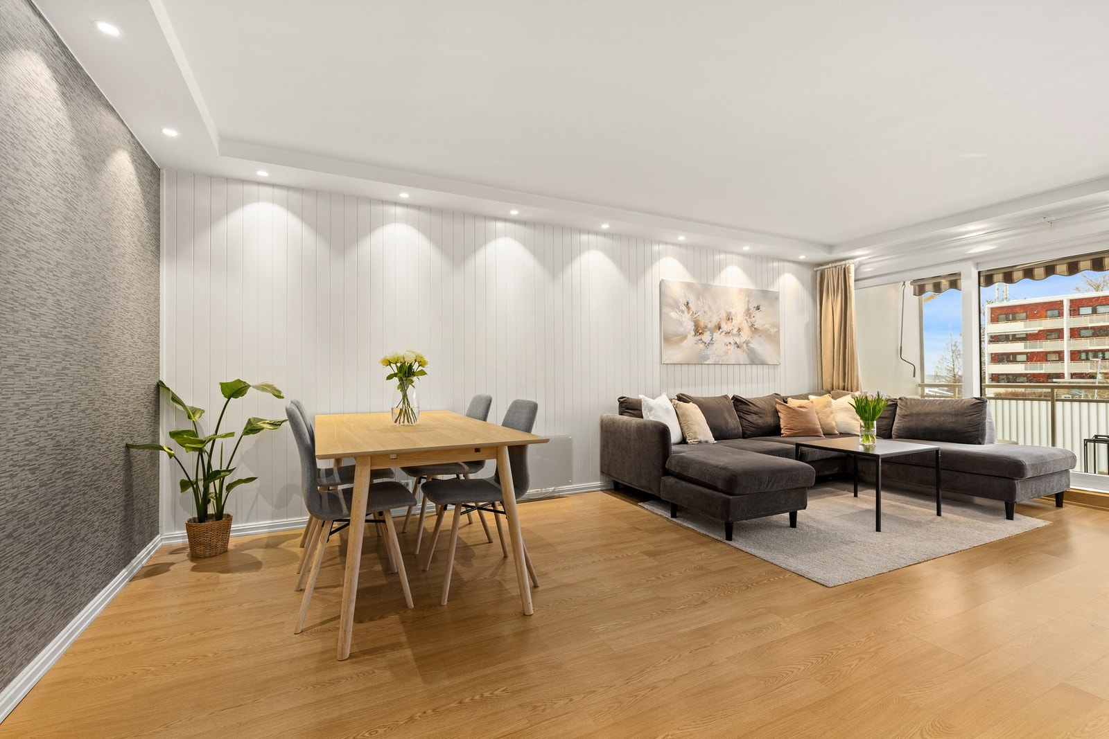 Leiligheten har en lys og romslig stue med plass for spisestue og utgang til balkong Galleribilde