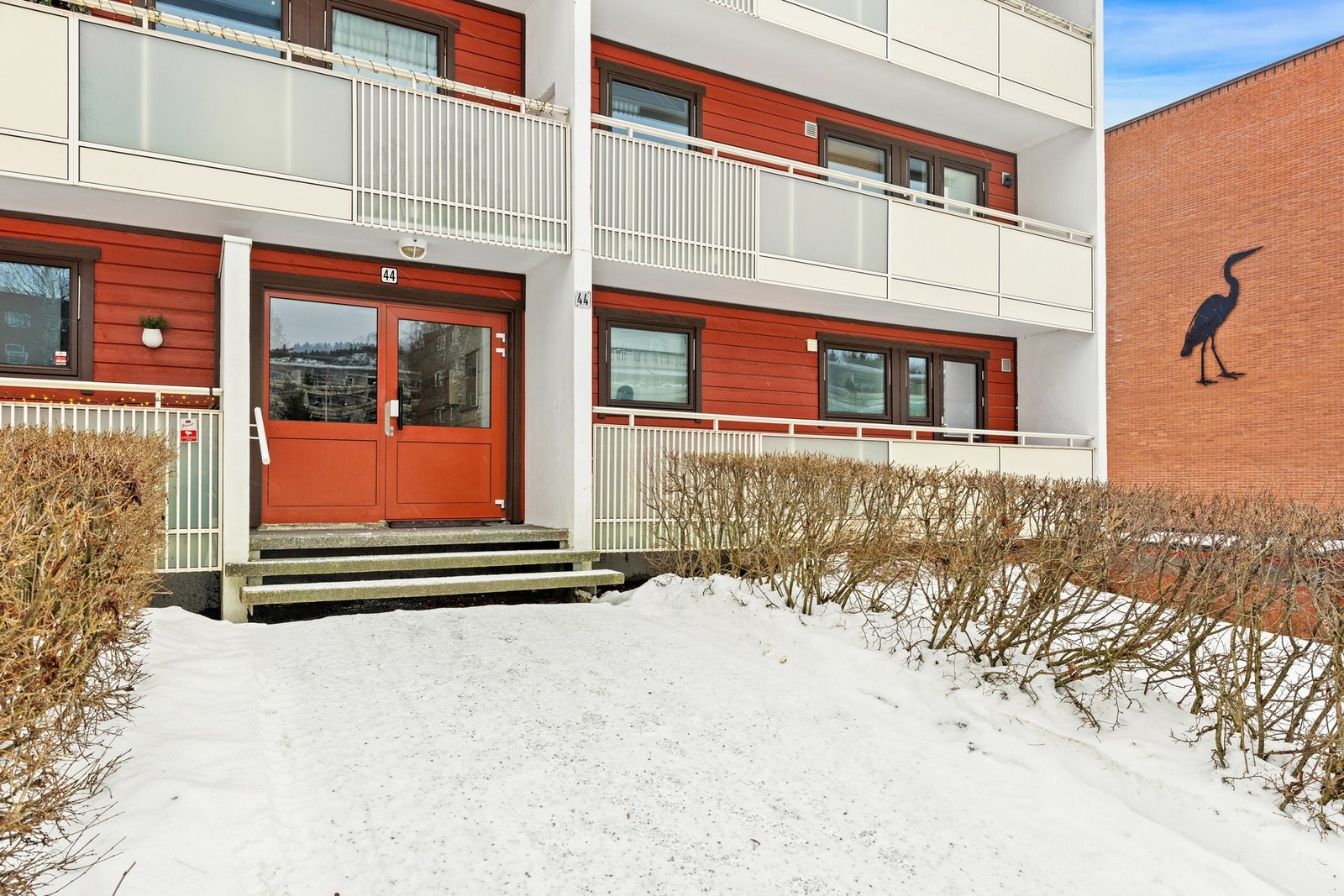 Felles adkomst via trappeløp til et overbygget inngangsparti Galleribilde