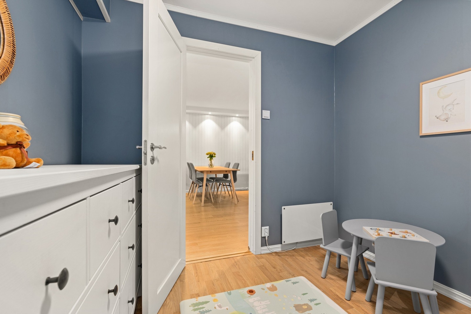 Soverom 2 ble pusset opp i 2023. Vegger og tak ble malt, og det ble skiftet gulvlister. Galleribilde