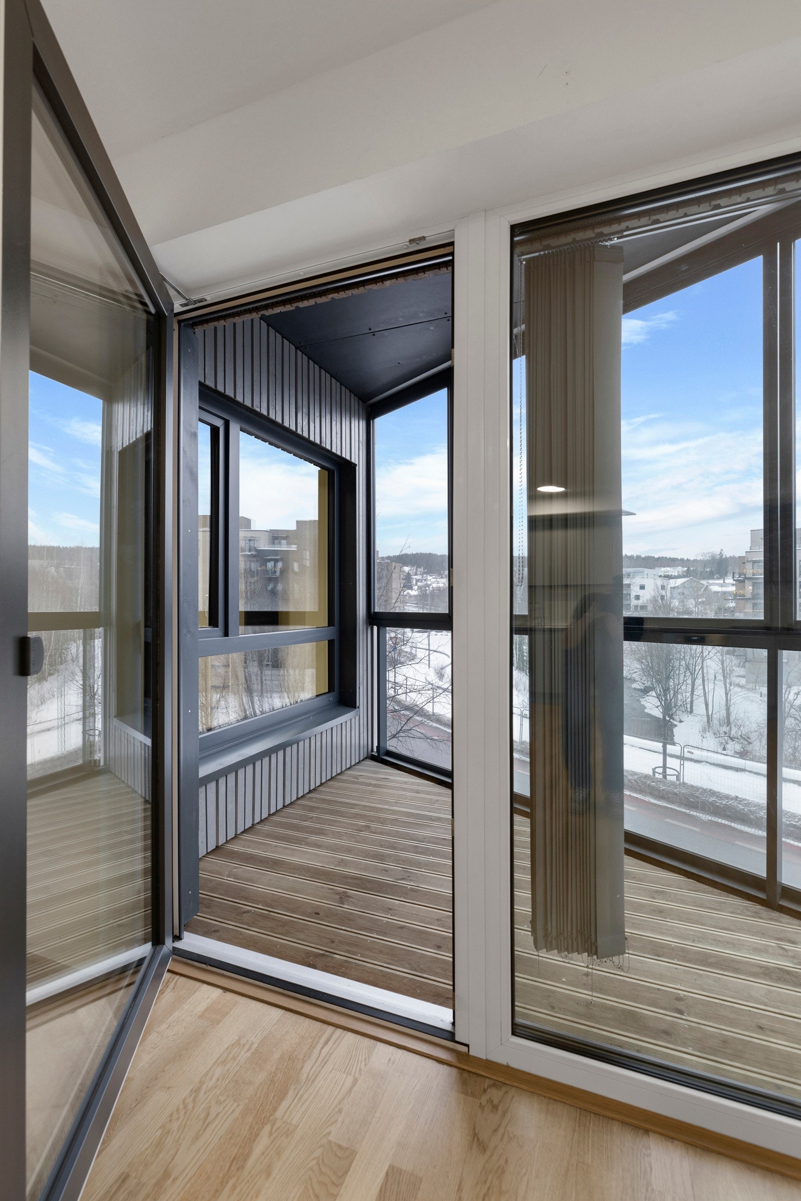 Utgang fra stuen til en hyggelig innglasset balkong Galleribilde