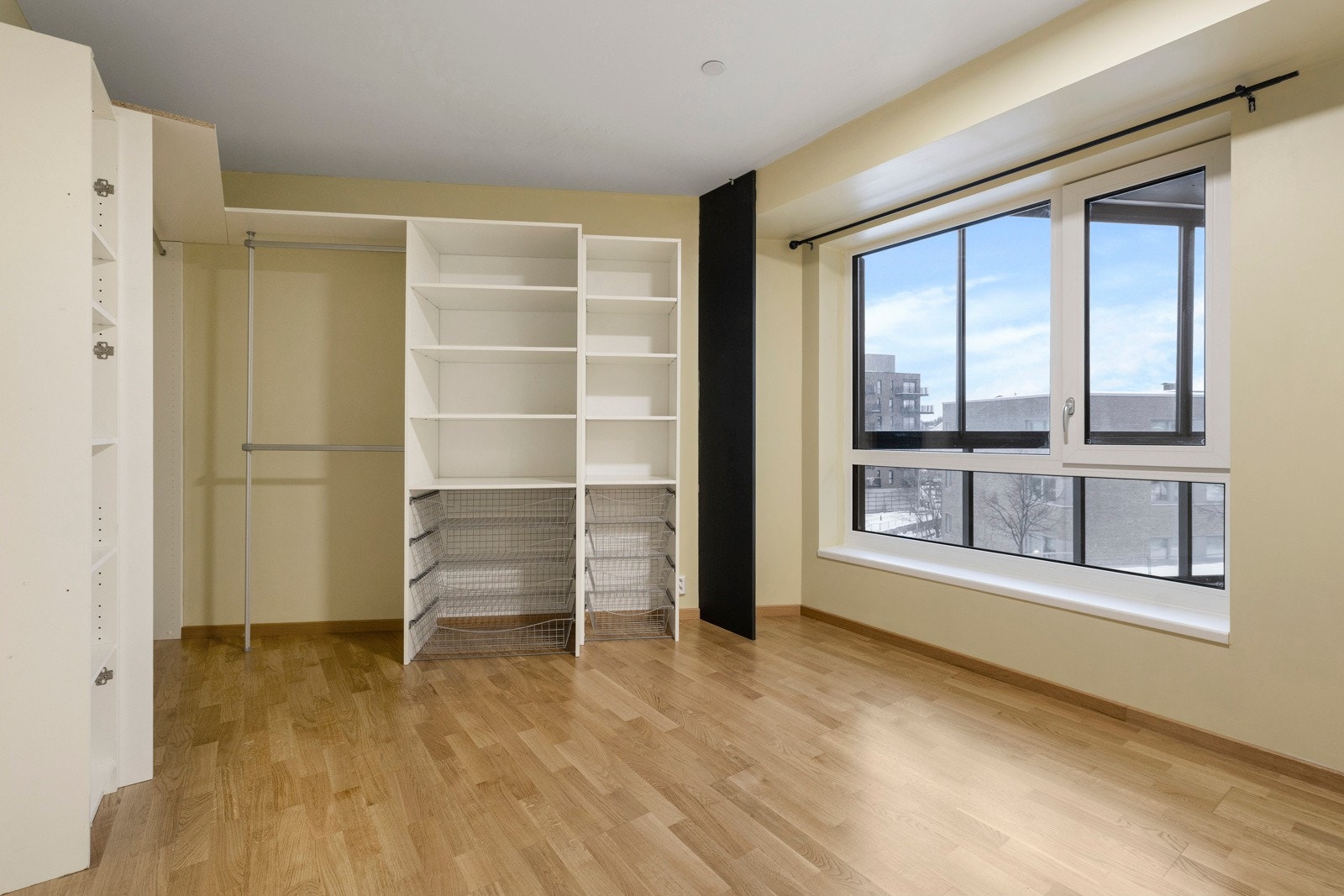 Soverommet har store vindusflater som gir gode luftemuligheter Galleribilde