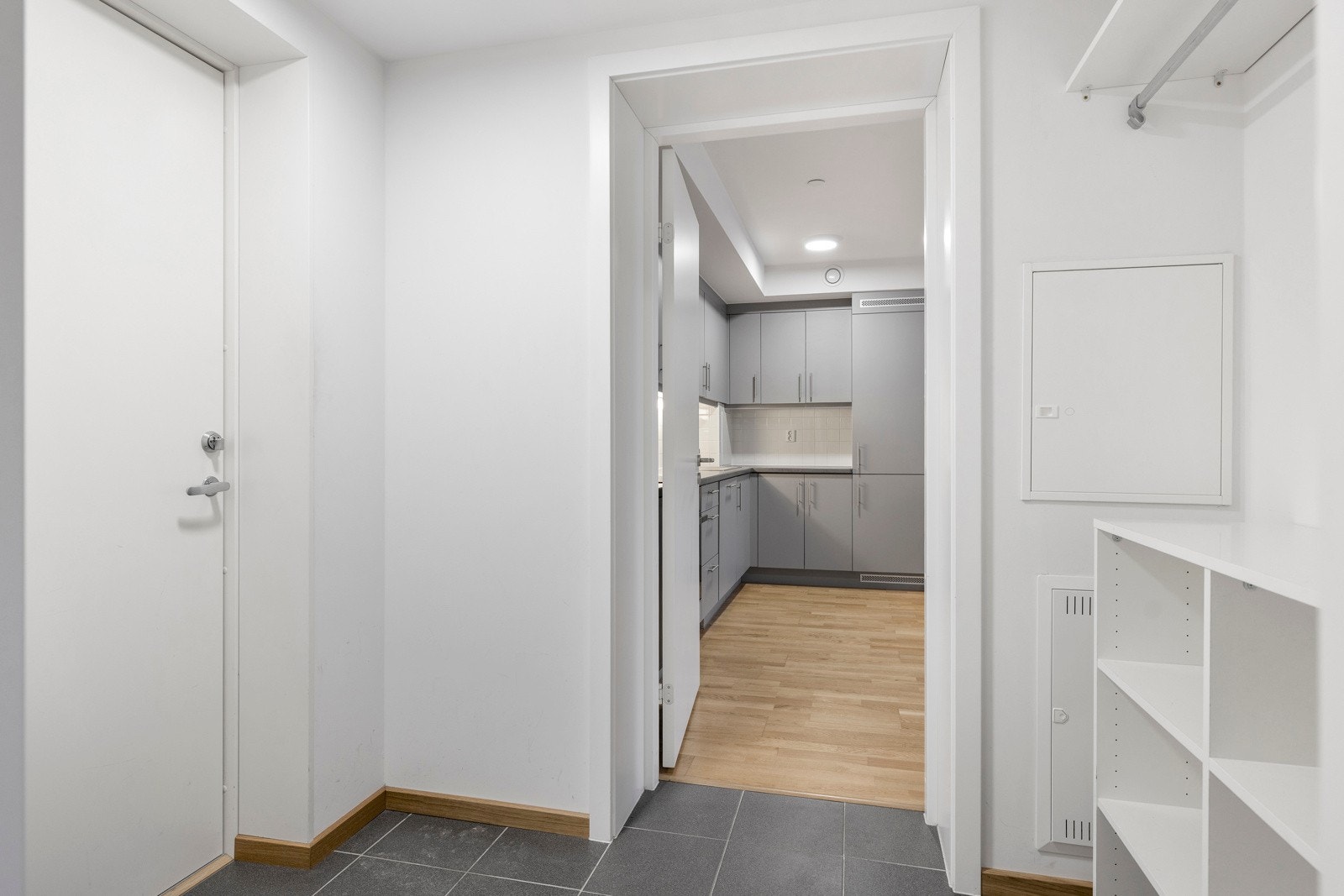 Her er det god plass til garderobeskap, samt å henge fra seg yttertøy og sko Galleribilde