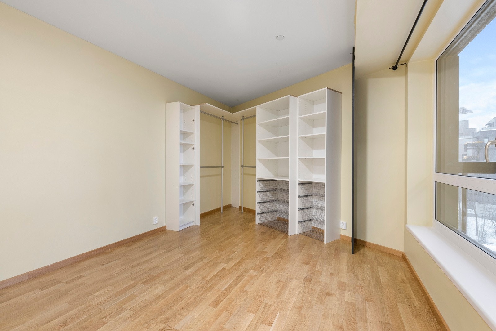 Rommet er i dag innredet med åpen garderobeinnredning Galleribilde