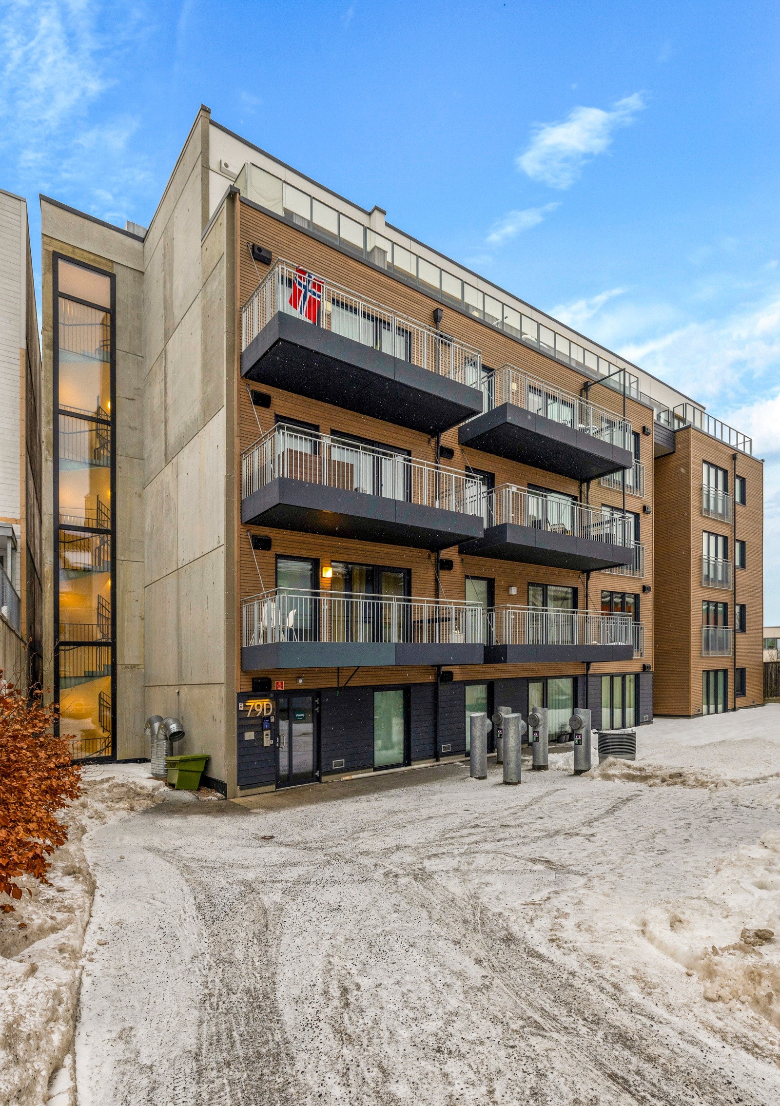 Boligen ligger i et godt bomiljø for både gamle og unge. Kort vei til Strømmen storsenter, flotte turmuligheter, buss og jernbane. Galleribilde