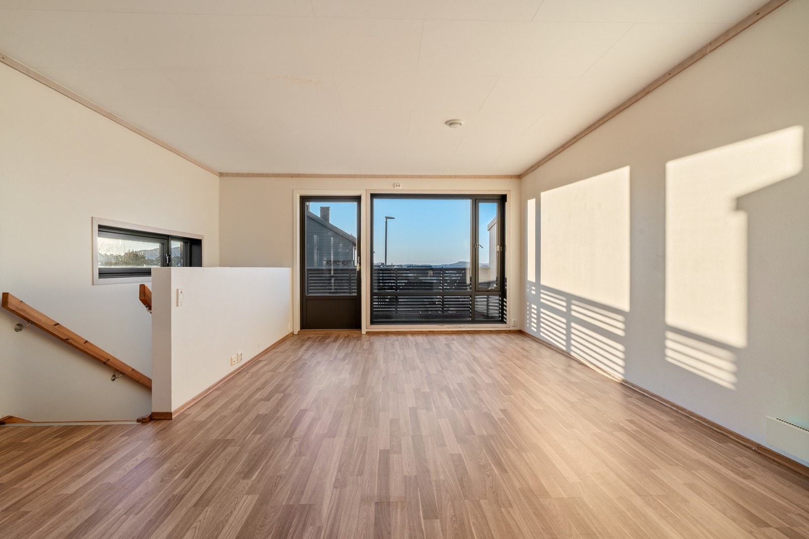 Åpen stue - kjøkkenløsning. Ekstra vindu mot øst Galleribilde