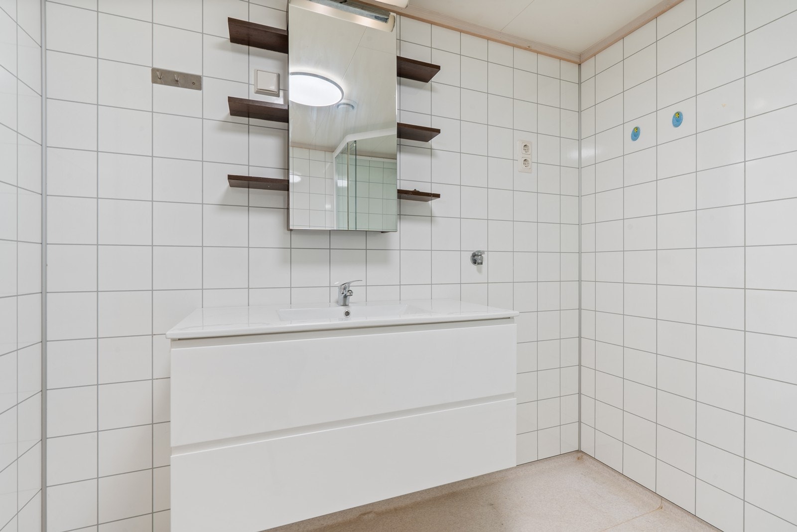 Nyere servantskap. Opplegg for vaskemaskin og tørketrommel Galleribilde