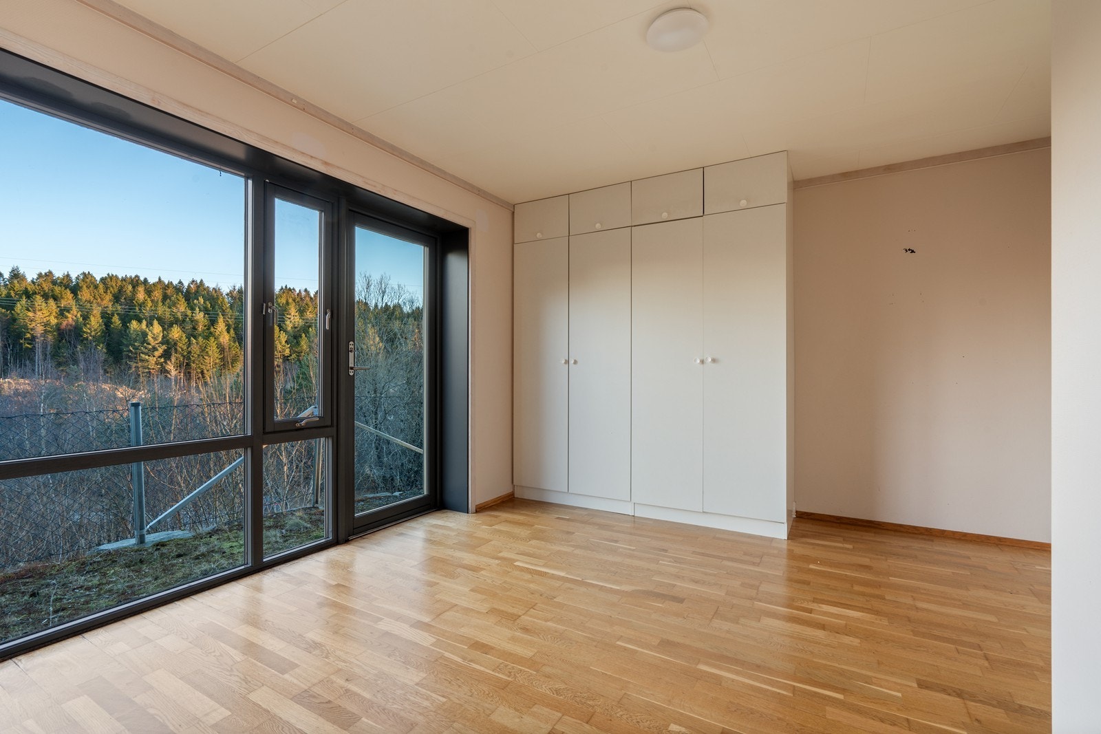 Godt med skapplass på hovedsoverom Galleribilde