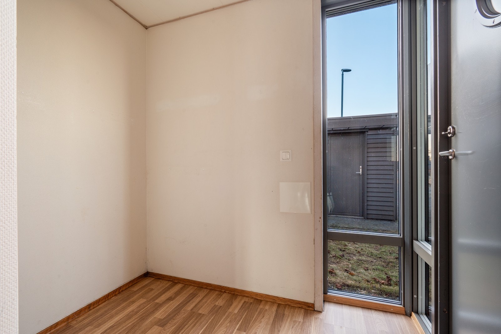 Inngangsparti med god plass til garderobe Galleribilde