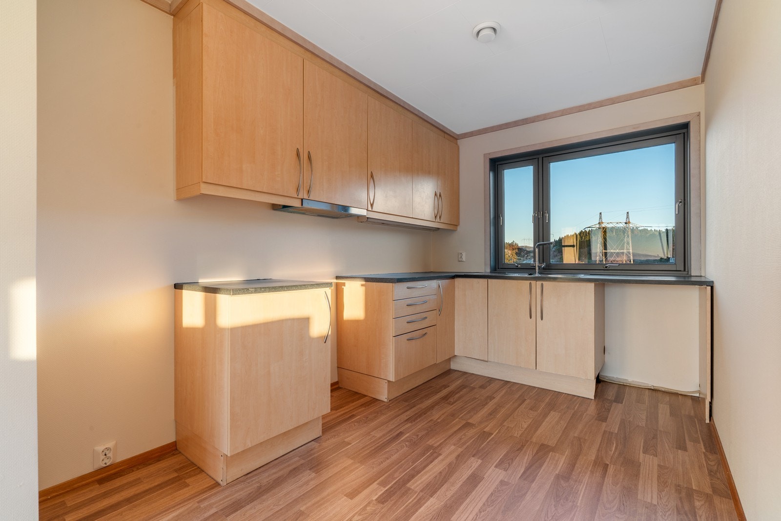 Pent kjøkken med god skap og benkeplass Galleribilde