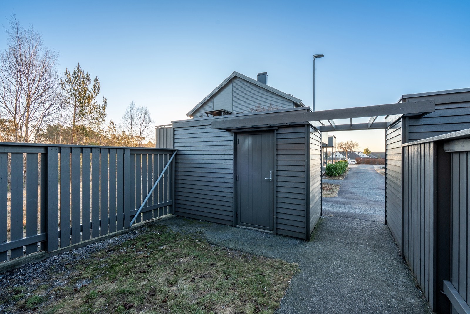 Egen atriumshage med utvendig sportsbod Galleribilde