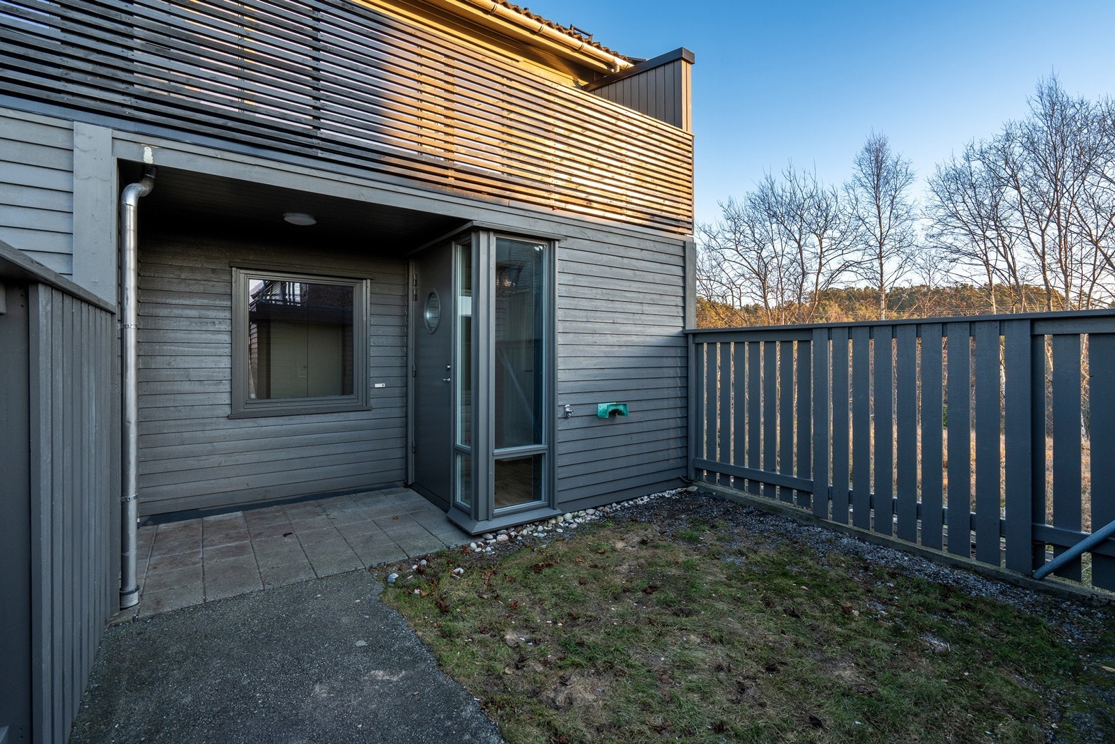 Overbygget inngangsparti - praktisk med utekran Galleribilde