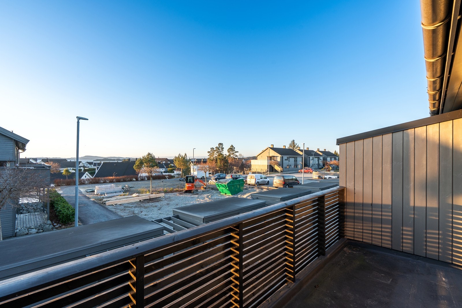 En kjekk sørvendt terrasse som bader i sol og utsikt Galleribilde