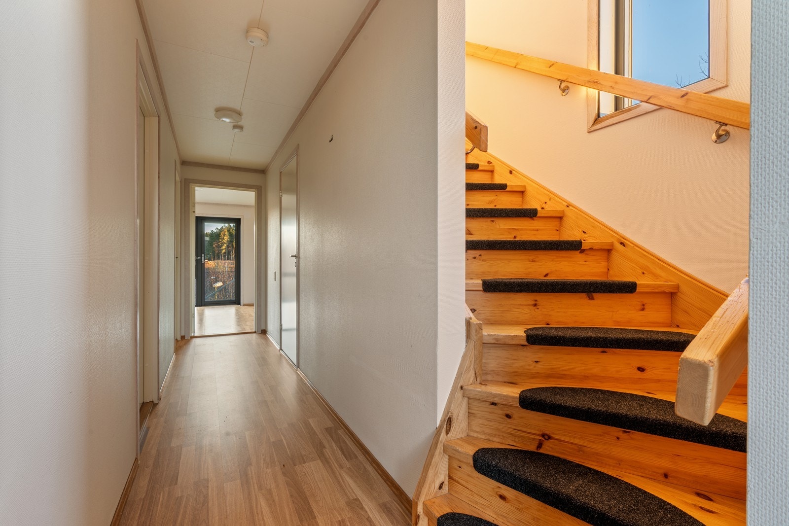Mellomgang med trapp til hovedplan. Bod / teknisk rom under trapp Galleribilde