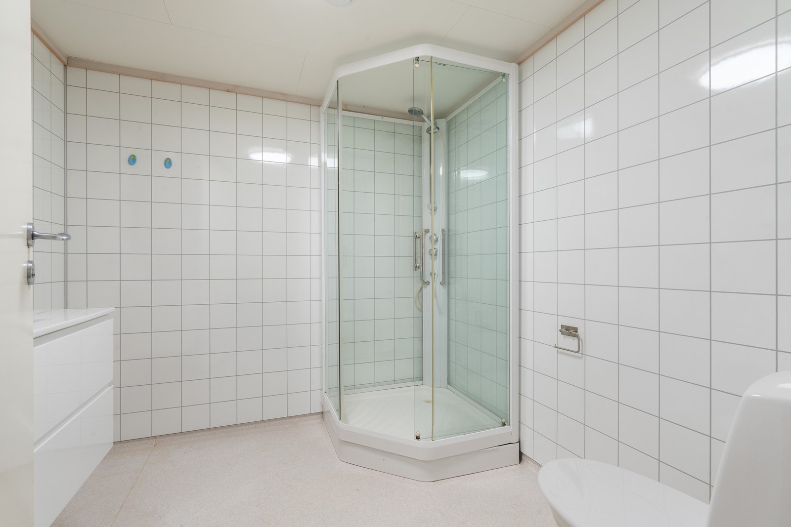 Belegg og varmekabler på gulv, våtromsplater på veggene og dusjkabinett Galleribilde