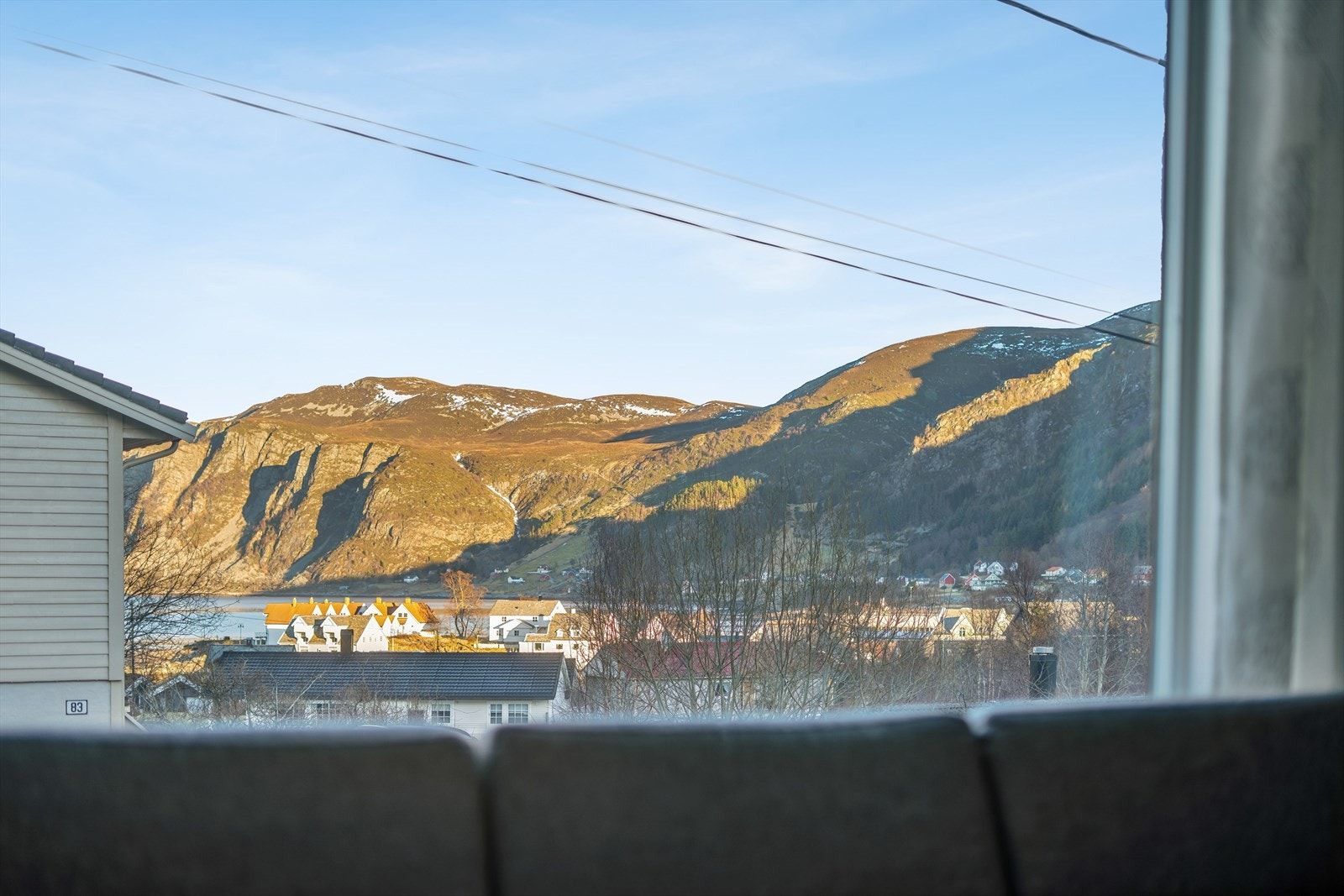 Flott utsikt mot Selje sentrum og sjøen Galleribilde