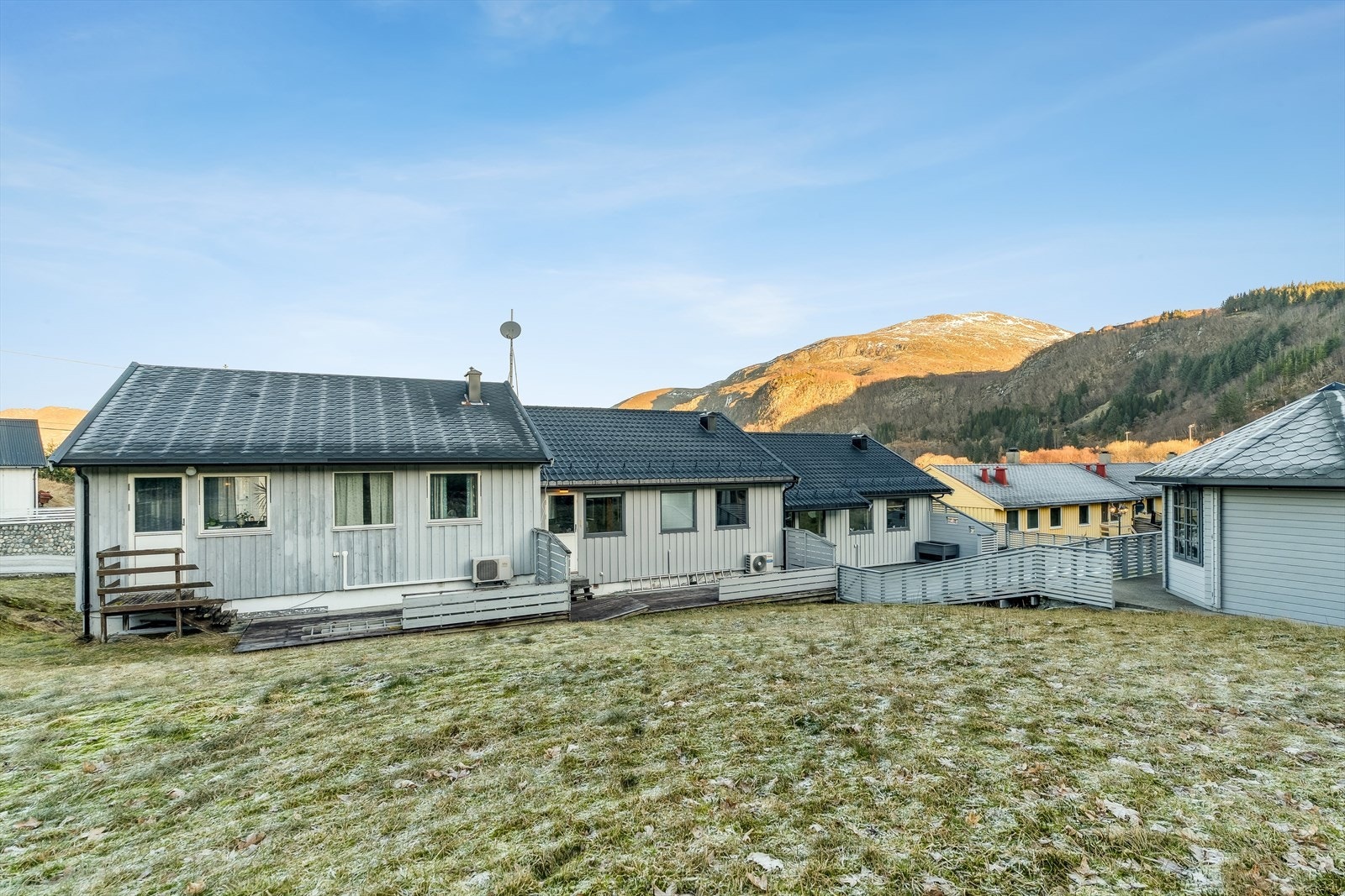 Terrasse og hage på baksiden av boligen Galleribilde