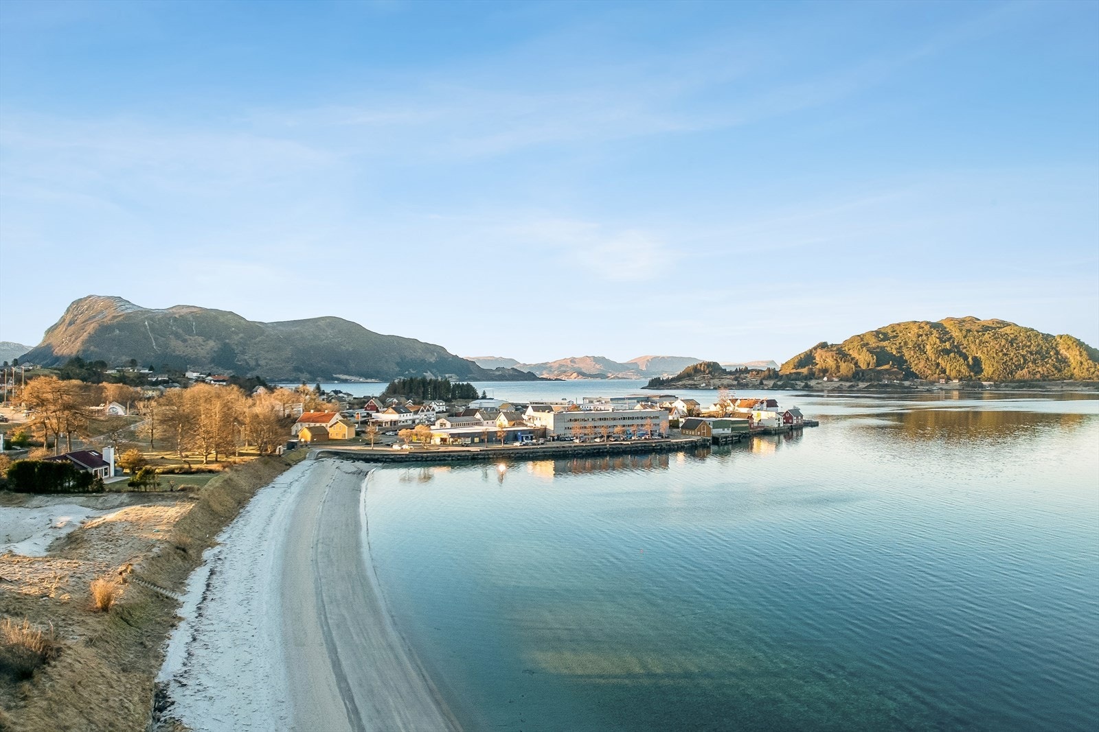 Daglige avganger med hurtigbåt til Bergen fra sentrum, ca. 1 time med bil til Nordfjordeid og ca. 50 min til Måløy. Galleribilde