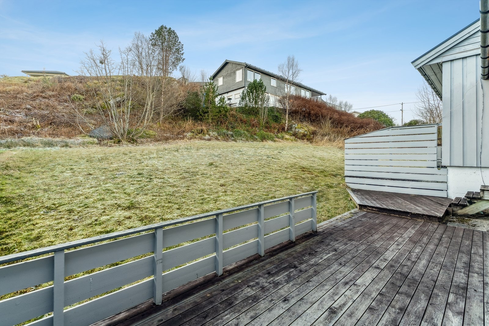 Lun og solrik terrasse Galleribilde