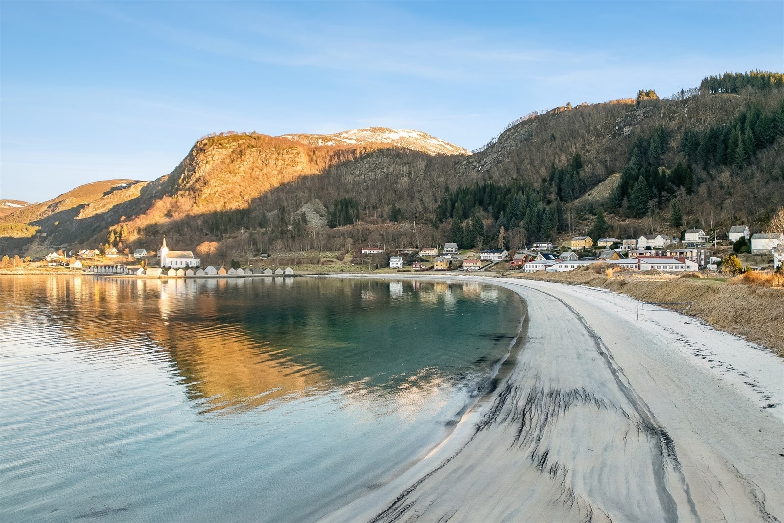 Flotte Seljesanden med fine bademuligheter for barn og voksne, her finner du også BUA utlånstjeneste og en badstue Galleribilde