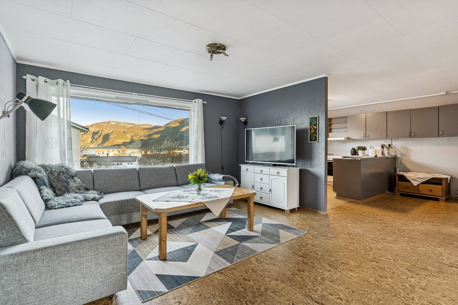 Stor stue med kjøkken i delvis åpen løsning mot stuen Galleribilde