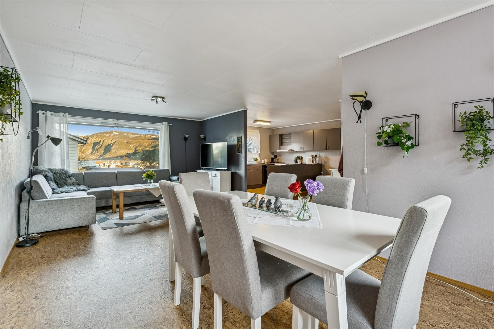 Her er godt plass til både sofagruppe og stor spisestue Galleribilde