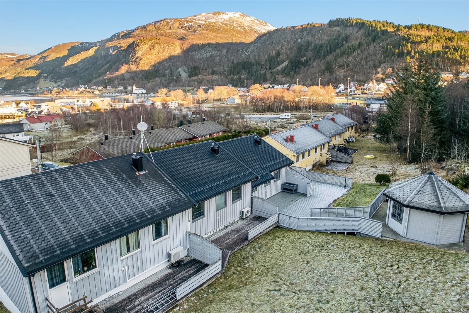 Terrasse og hage på baksiden av boligen Galleribilde