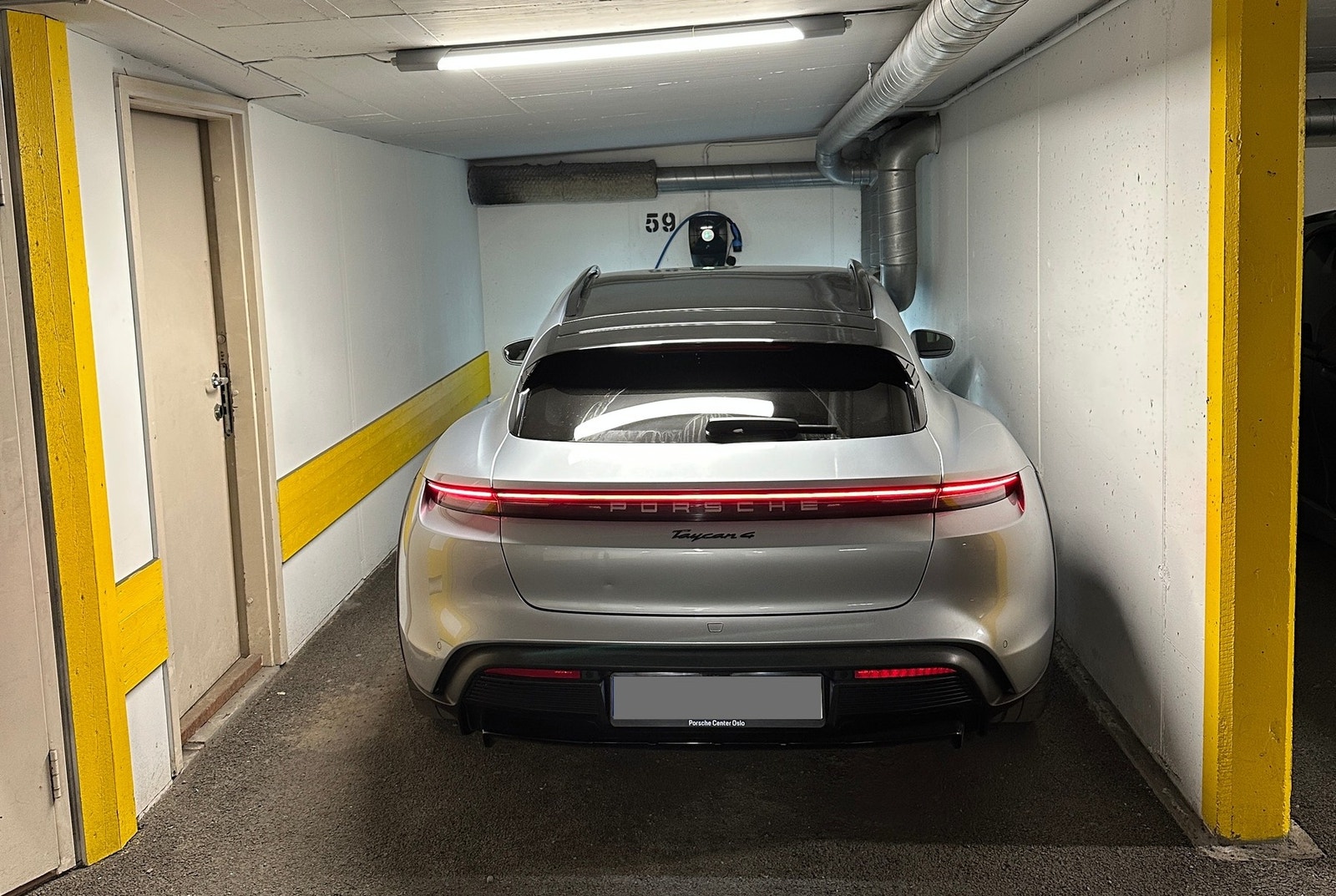 Det er installert lader fra Zaptec. Smartanlegg som gjør at man stort sett har tilgang til full ladeefekt (opp til 22kw). Driftes av Movel (som sender faktura basert på forbruk). Galleribilde