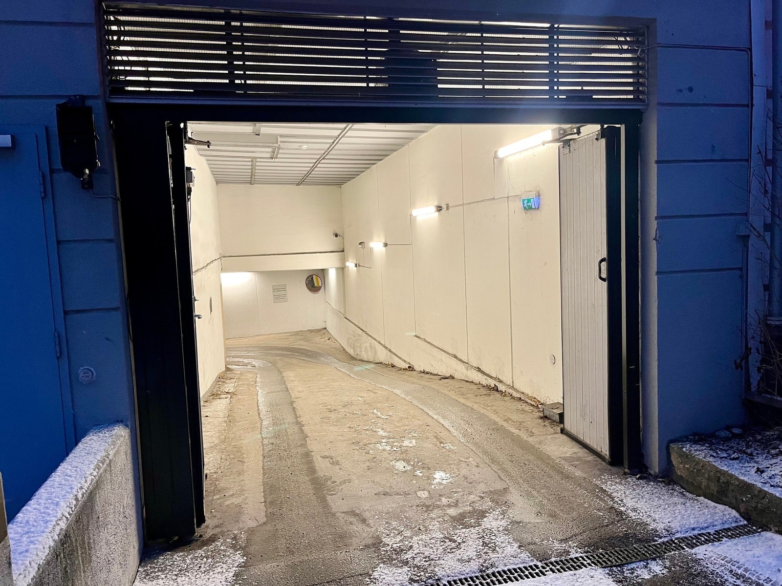 Innkjøring til anlegget. Elektrisk portåpner. Galleribilde