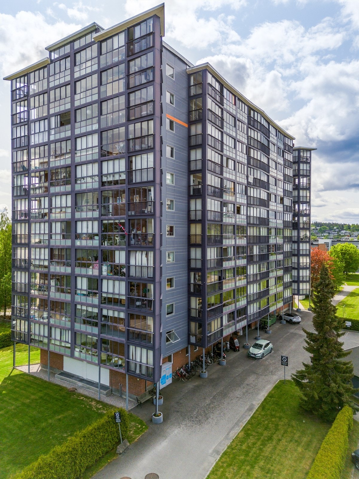 Leiligheten ligger fint til i 3. etasje i Mæla III borettslag på Falkum, med en romslig innglasset balkong med hyggelig utsikt mot landbruksområder. Galleribilde