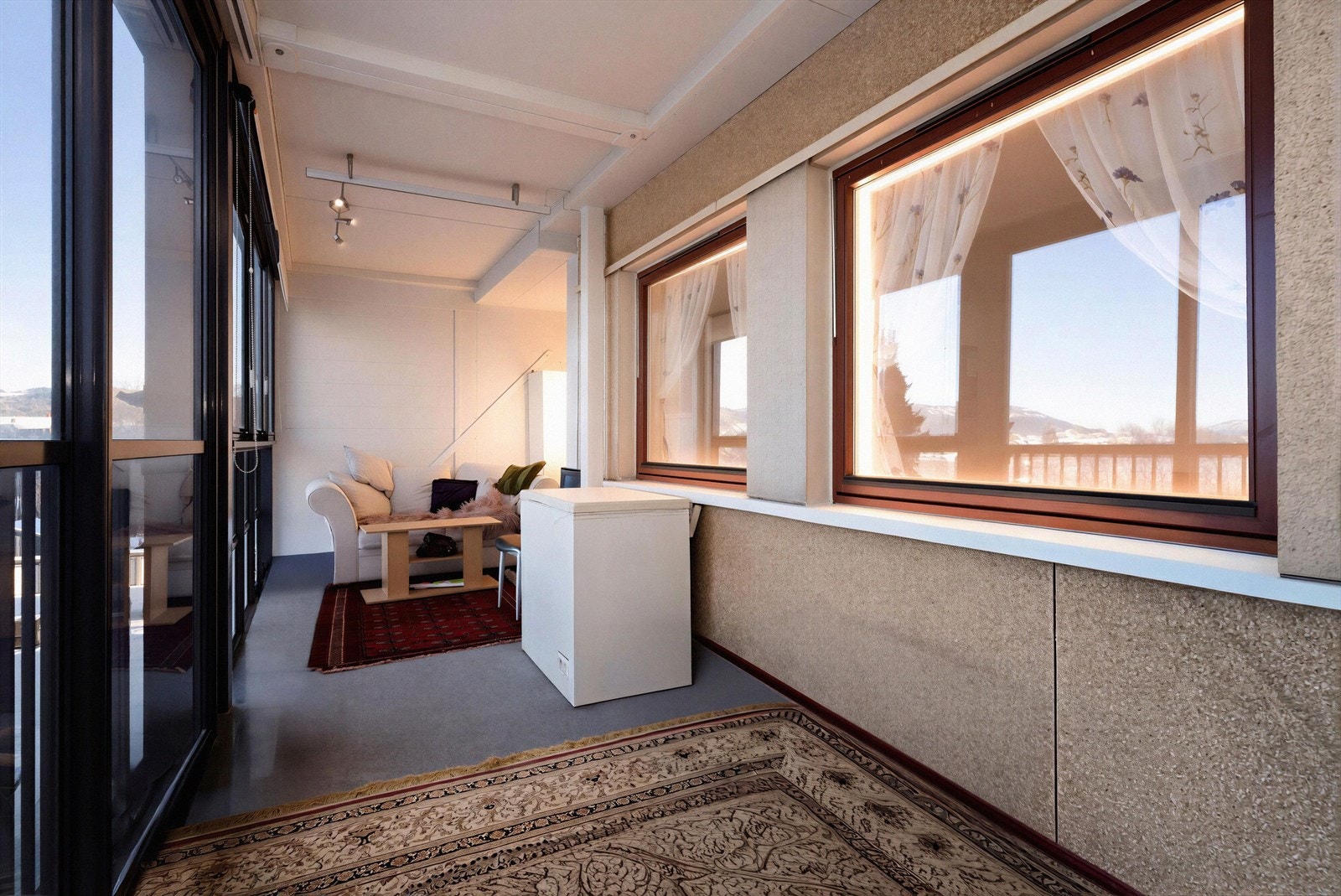 En lys og lettstelt leilighet i 3.etg med romslig, innglasset balkong og sentral beliggenhet på Falkum. (Bildet er redigert, faktiske lysforhold kan variere.) Galleribilde