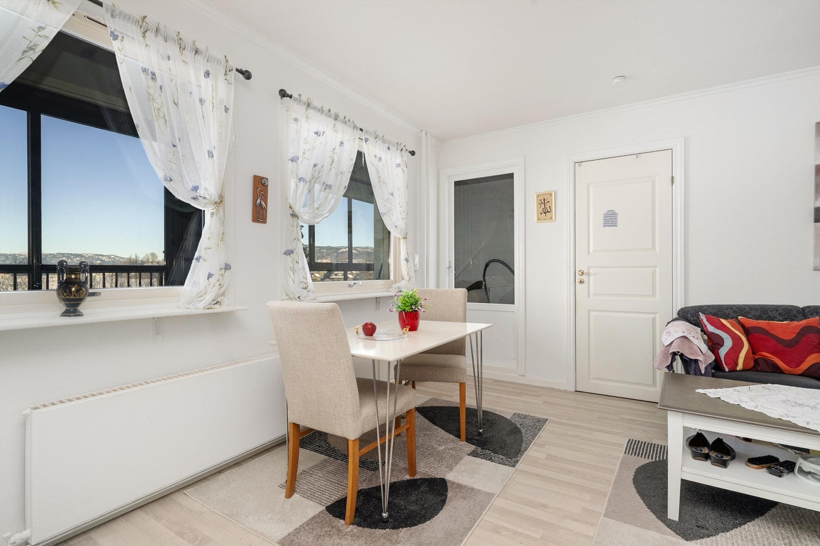 Stuen har store vindusflater som tilfører rommet rikelig med naturlig lys. Galleribilde