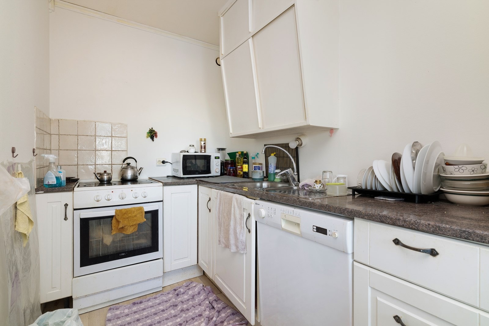 Kjøkkenet har innredning med profilerte fronter og benkeplate av laminat. Galleribilde