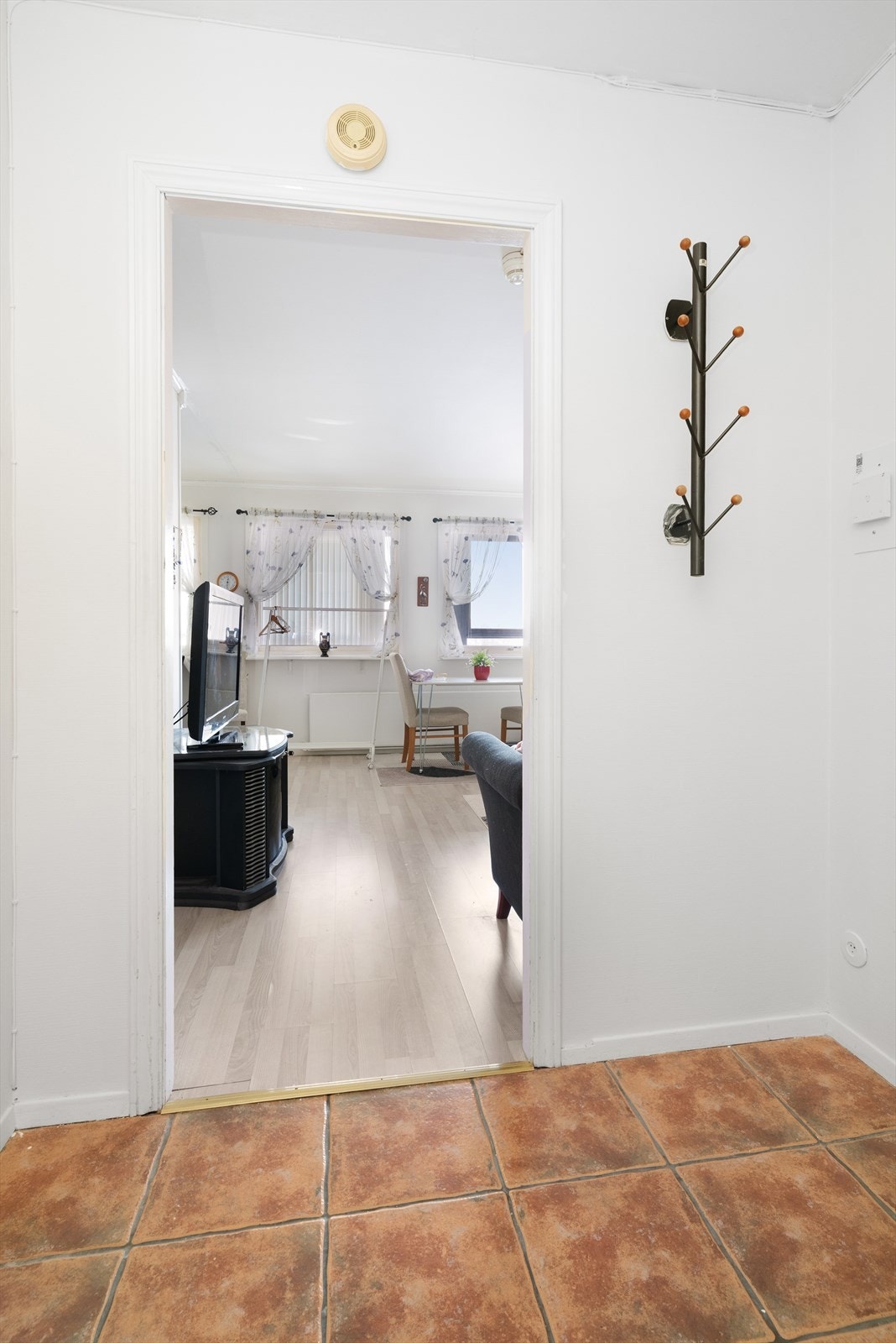 I entre er det plass til sko og yttertøy. Det er montert calling anlegg for enkelt å kunne slippe besøkende inn. Galleribilde