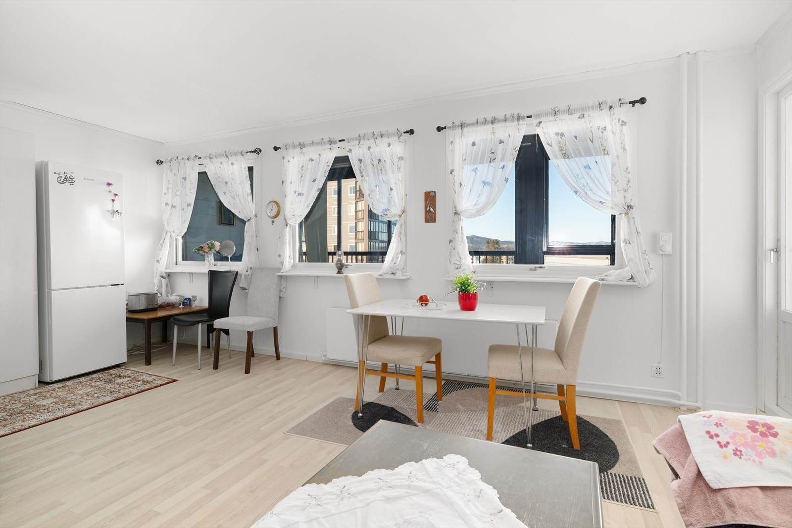 Leiligheten har en trivelig stue med fin plass til sofagruppe, og spisebord mot den delvis åpne løsningen til kjøkken. Galleribilde