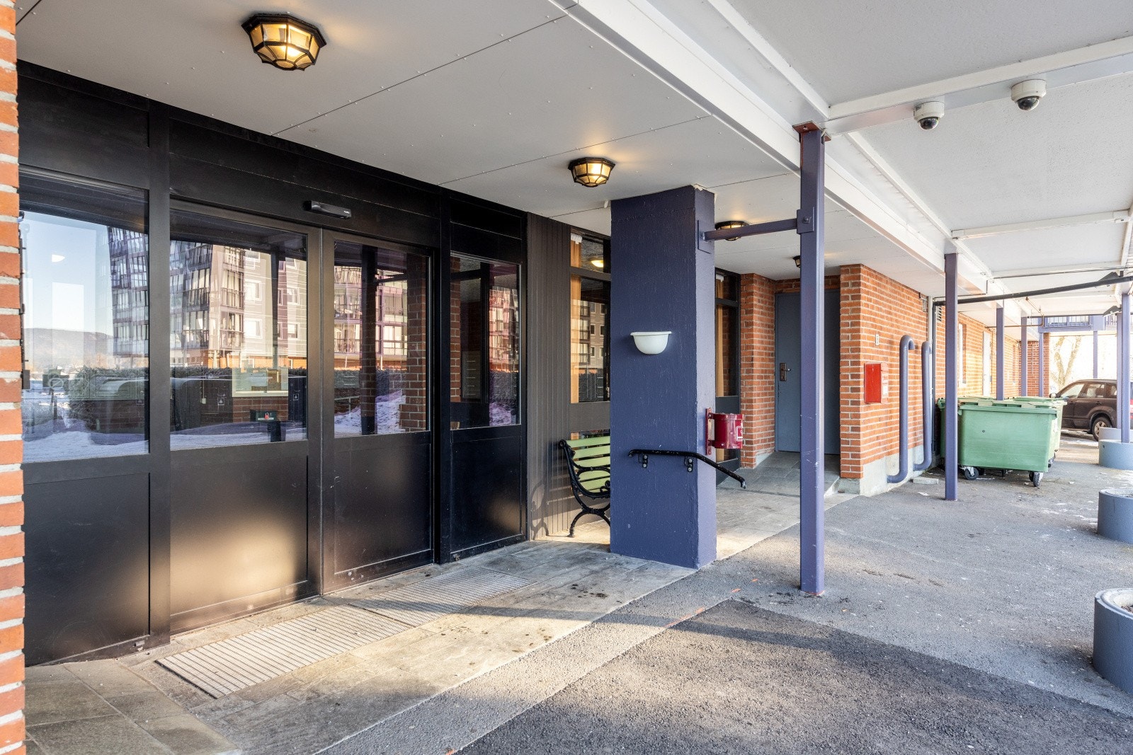 Det er enkel adkomst til leiligheten via heis og trappegang, hvor felles hovedinngang via bakkeplan ligger i blokkens underetasje. Her er det porttelefon opp til hver leilighet. Galleribilde