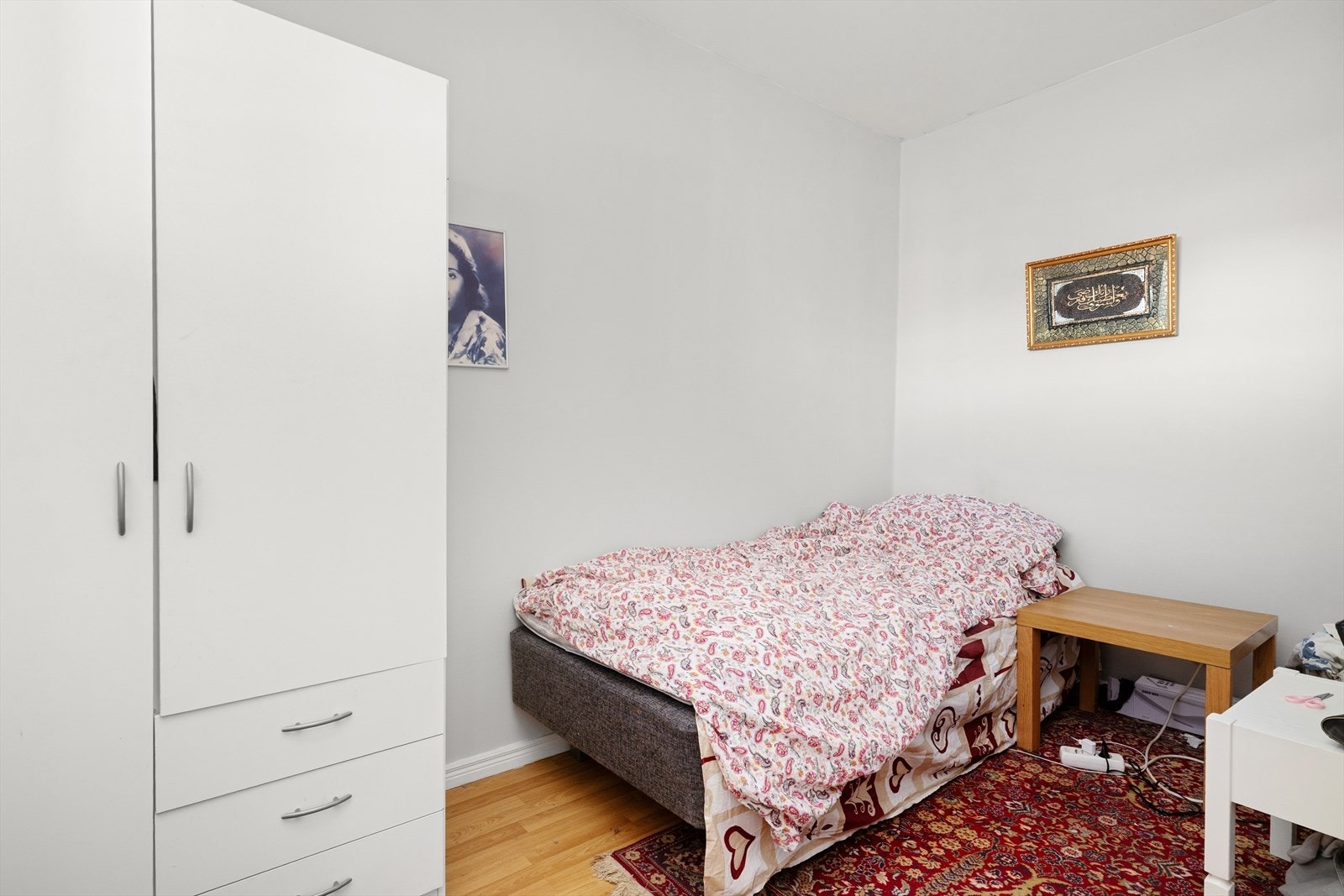 Soverommet har garderobeskap for klesbeholdningen. Galleribilde