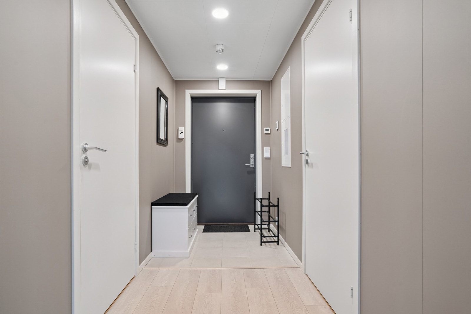 Flislagt entrè - bad ligger til venstre og soverom 2 til høyre. Galleribilde