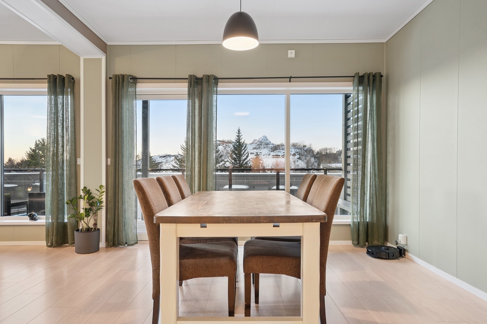 Gode utsiktsforhold fra leiligheten, samt god solgang. Galleribilde