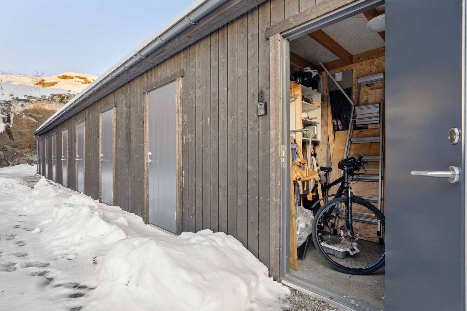 Praktisk utvendig bod - ypperlig for lagring av dekk. Galleribilde