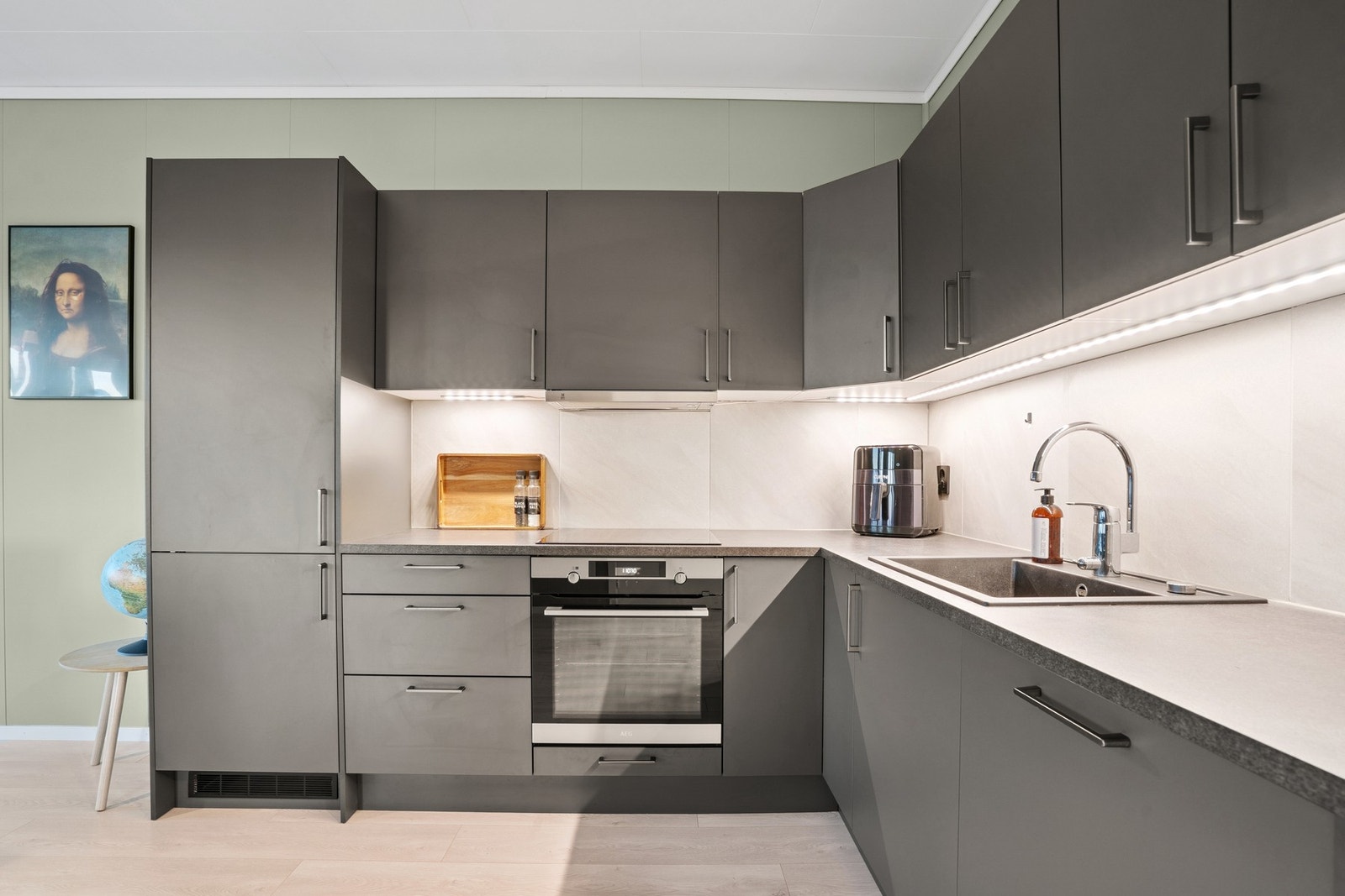 Moderne kjøkkeninnredning med integrerte hvitevarer. Galleribilde