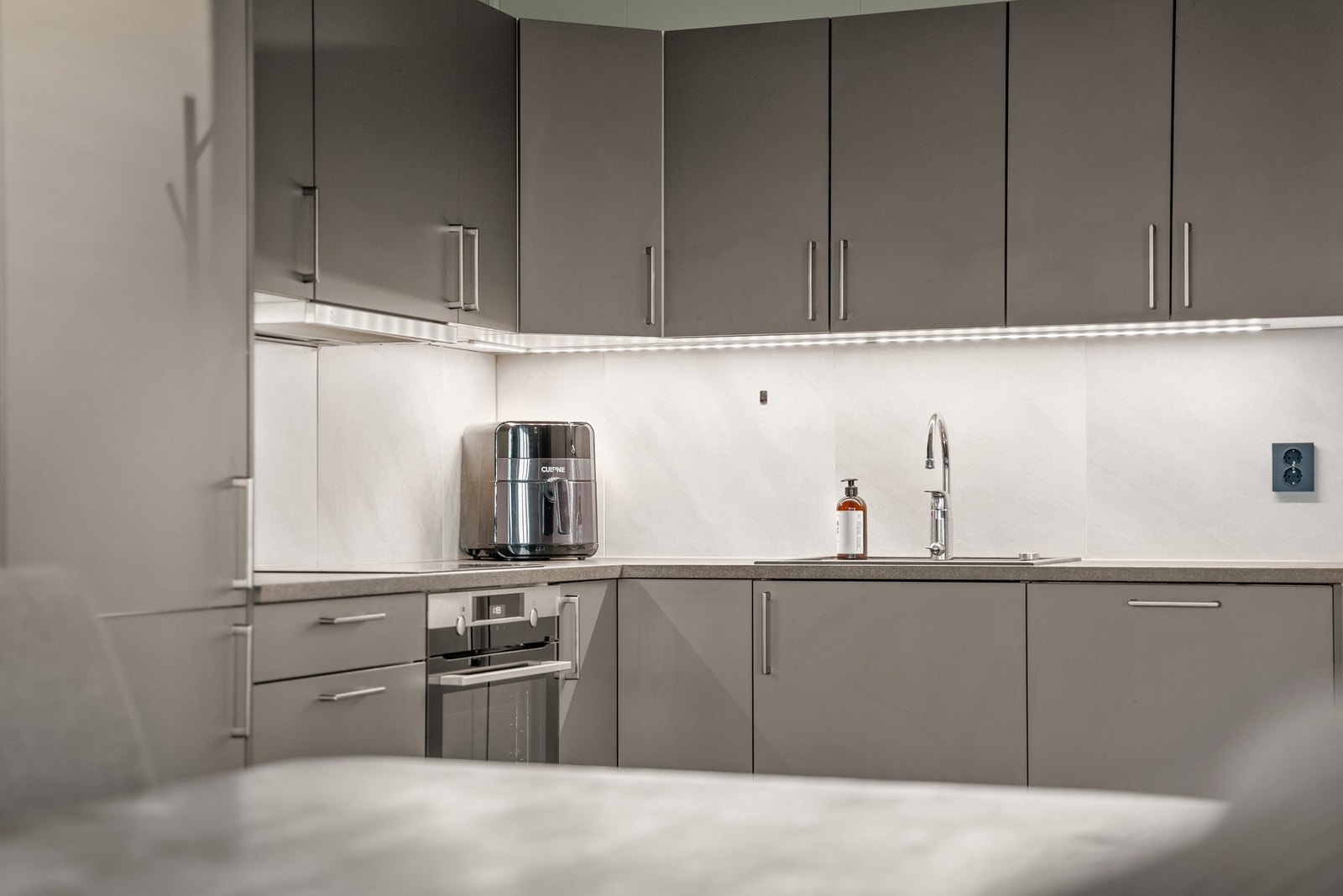 Godt med skapplass til alt man trenger på kjøkkenet. Galleribilde