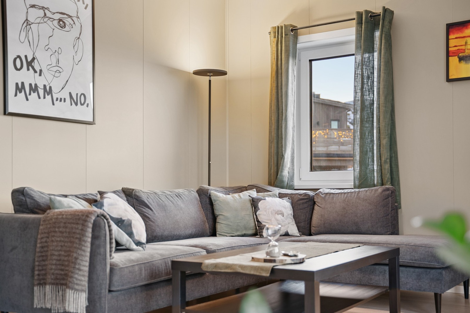 Vegger er malt i tidsriktige fargetoner som gir leiligheten en lun og behagelig atmosfære. Galleribilde