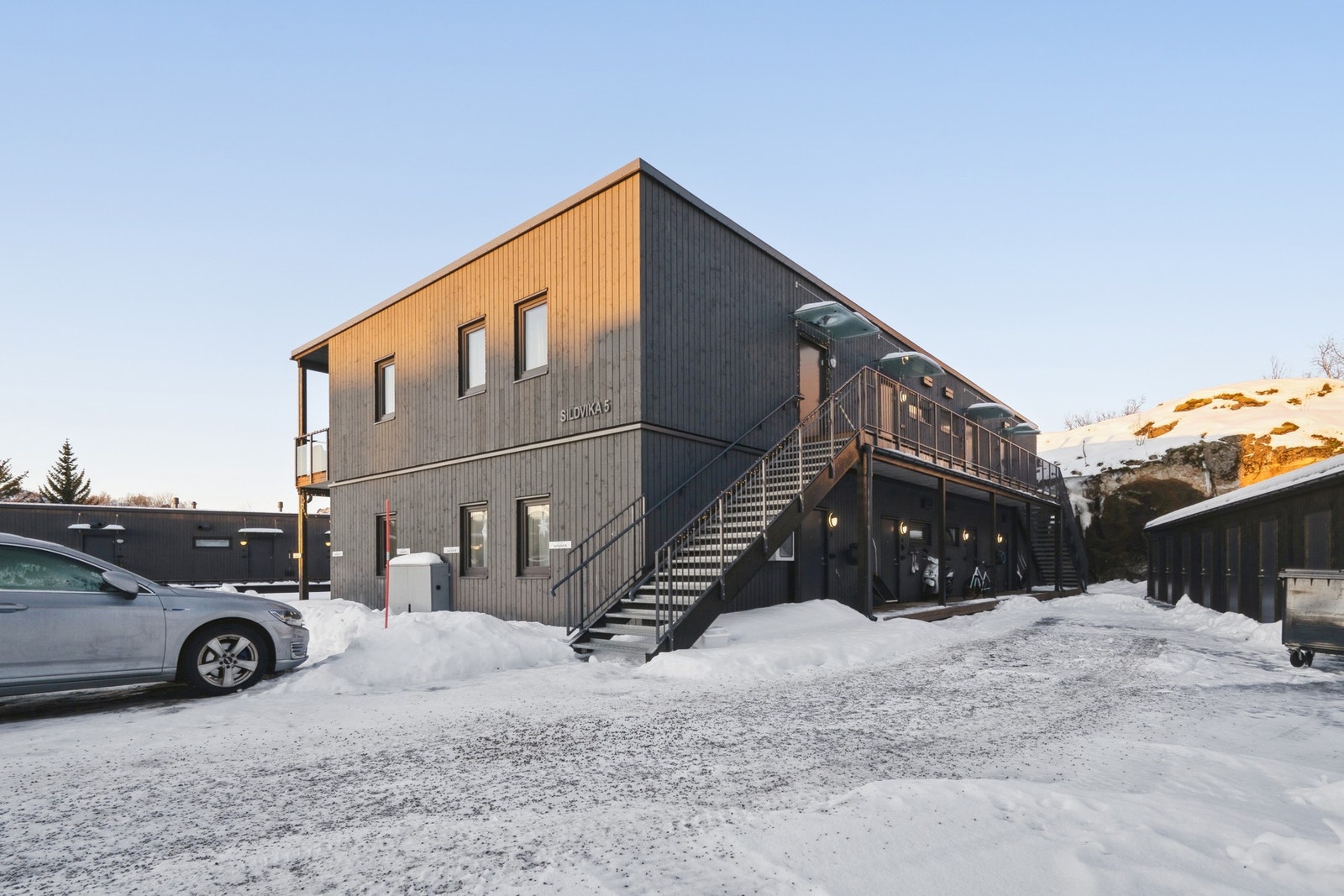 Sameiet består av 8 leiligheter som fordeler seg over 2 etasjer med tilhørende uteboder. Galleribilde