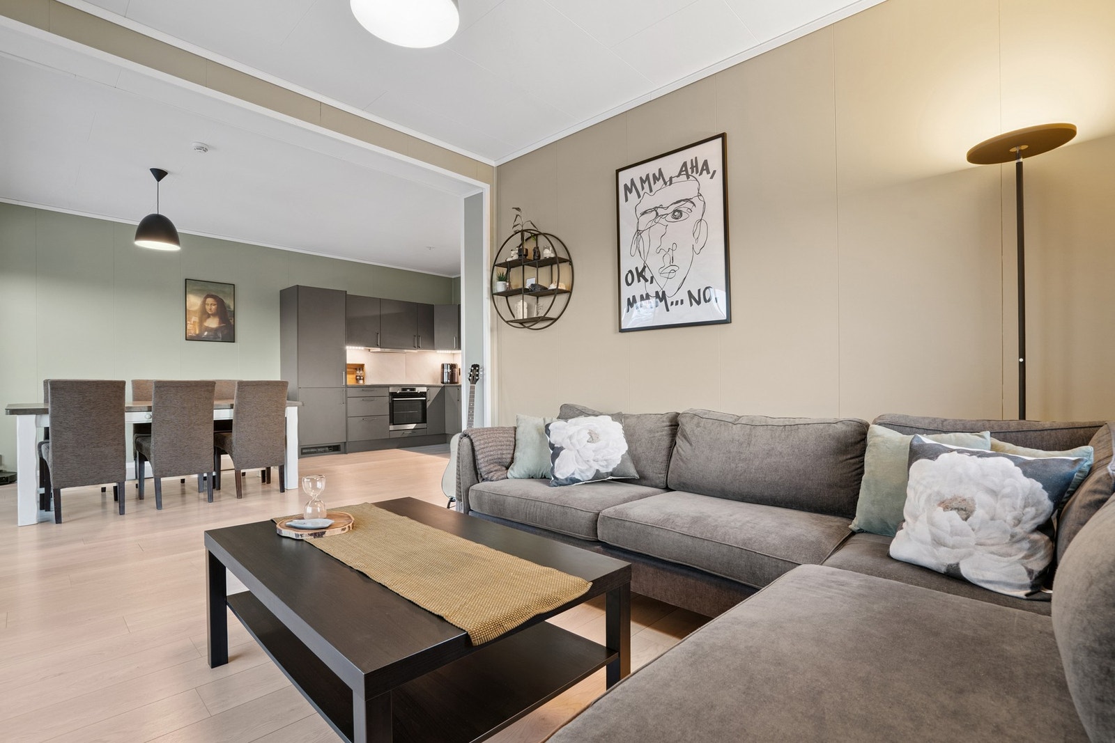 Oppvarming via vannbåren varme i alle rom, bortsett fra bad/vaskerom hvor det er elektriske varmekabler. Galleribilde