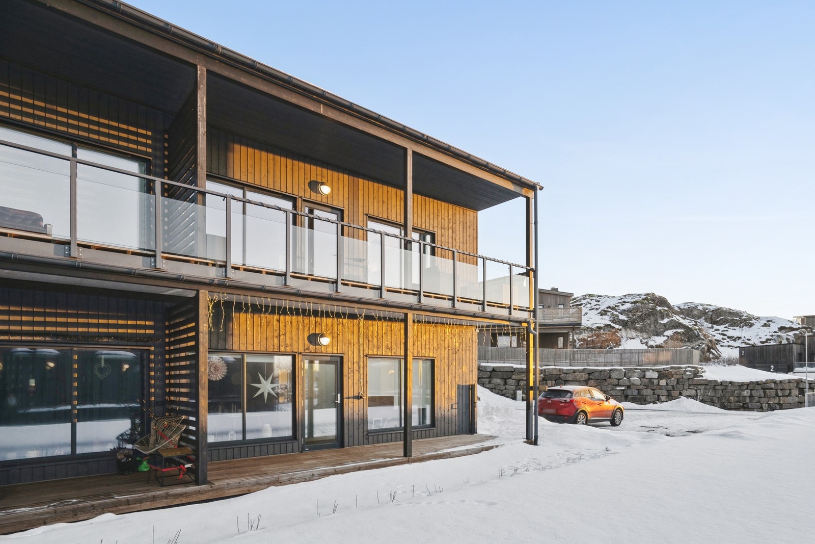 Leiligheten har en fast parkeringsplass på sameiets tomt, det er også gjesteparkering nede ved sjøen. Galleribilde